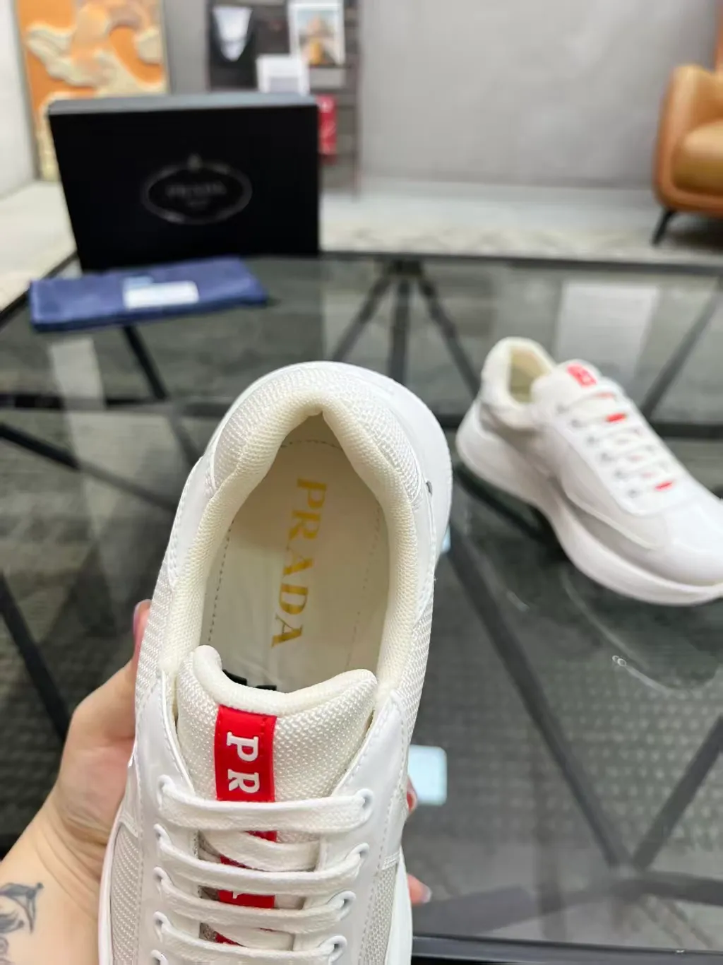 P420 38-45 Prada Prada’s new men’s leather sneakers, the highest version on the market, any comparison is welcome🆚! The original leather has excellent texture and is super high-end! Fetal sheep net lining imported from Italy, removable pad! Luxurious materials and fine workmanship, highly recommended!
